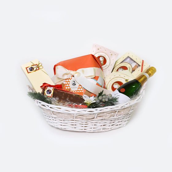 Cesta in vimini con panettone e spumante