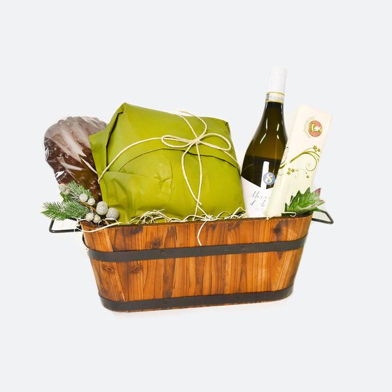 Cassetta in legno con vino e salumi